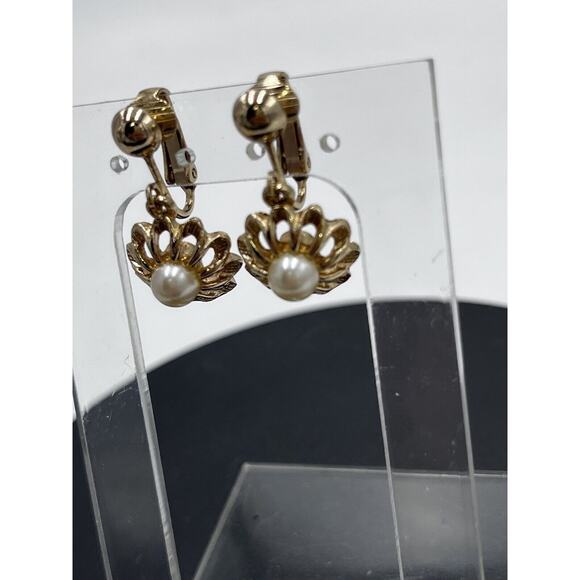 Avon Vintage Faux White Pearl Flower Drop Dangle Gold Tone Clip On Earrings - Picture 3 of 16